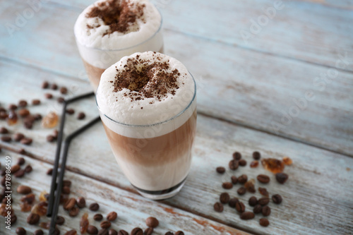 Glasses with latte macchiato on wooden background Tableau sur Toile