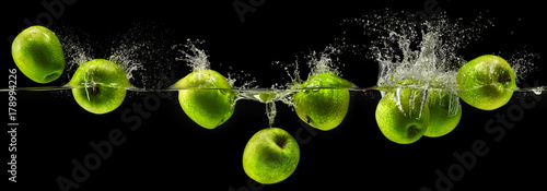 Dekoracja na wymiar  zielone-jablko-wchodzace-w-wode-na-czarnym-tle