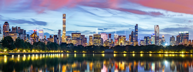 Wall Mural - New York City panorama. Jacqueline Kennedy Onassis Reservoir reflects the midtown skyline in Central Park.