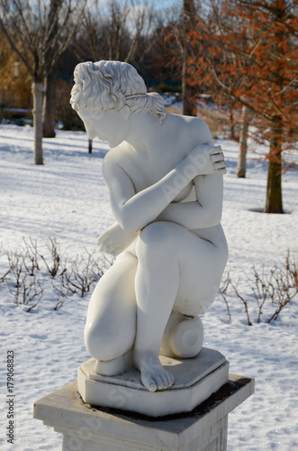 Plakat Marmurowa nago statua w zimnym sezonie