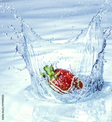 Plakat truskawka rozpryskiwania do wody