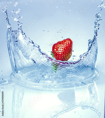 Obraz na płótnie truskawka rozpryskiwania do wody
