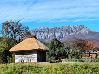 秋の奥大山の風景　茅葺小屋　大山　御机