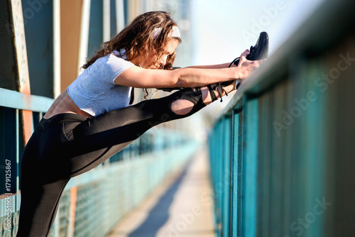 Zdjęcie XXL Miastowa sport dziewczyna rozciąga przed trenować