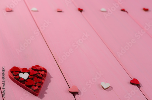 Zdjęcie XXL Wielobarwne serca na różowym tle.