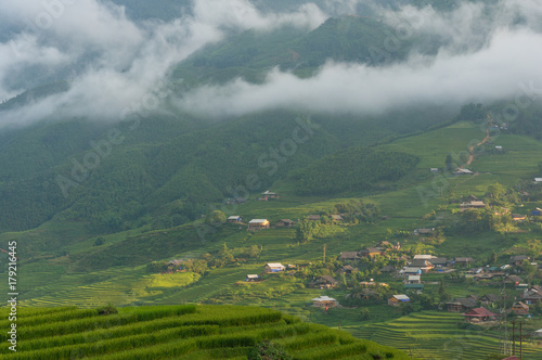 Foto Picturesque mountain village and rice terraces