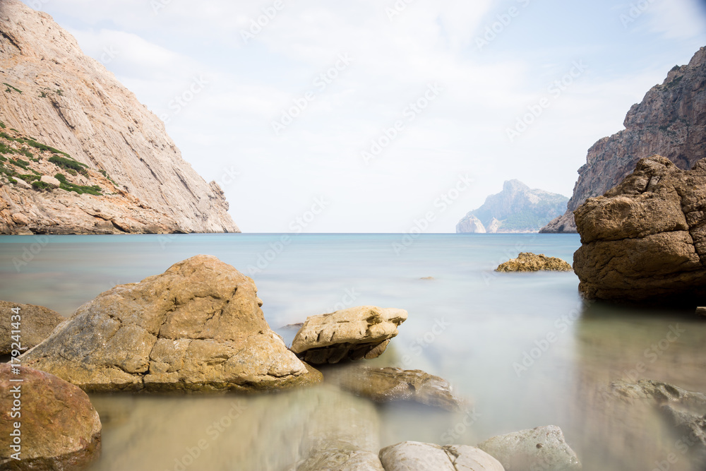 Ruhige Felsbucht mit klarem Wasser auf Mallorca