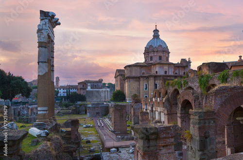 Cuadros en Lienzo Roman Forum. Image of Roman Forum in Rome, Italy during sunrise.