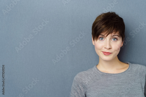 Fotomural schöne junge frau mit kurzen haaren und blauen augen