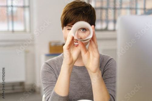 Fotografía frau im büro hält ausschau nach guten angeboten