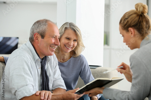 Cuadros en Lienzo agent selling life insurance to senior couple