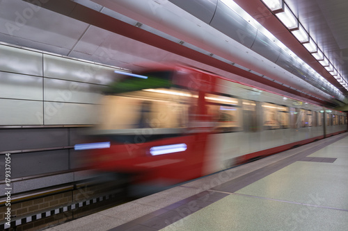 Plakat Przenoszenie czerwonego i białego metra w podziemiach
