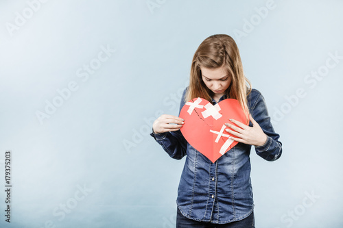 Plakat Młoda kobieta z złamanym sercem