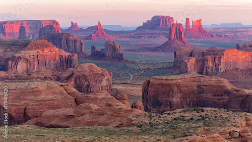 Fototapeta na szkło Wschód słońca w polowanie Mesa navajo majestat plemiennych miejsce w pobliżu Monument Valley, Arizona, USA