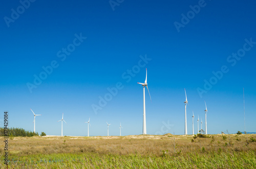 Fotografia, Obraz Ótimo conceito de energia renovável, geradores eólicos em céu azul, energia eólica