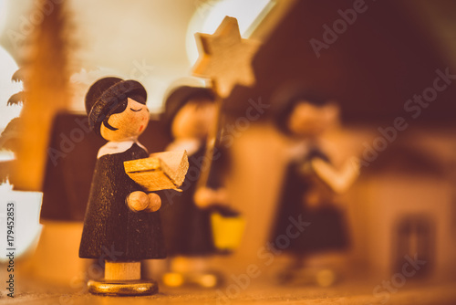 Fototapete Weihnachtliche Kurrende, Sternsänger als Holzfiguren