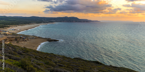 Plakat Funtanamare plaża przy zmierzchem, na zachodnim wybrzeżu Sardinia, Iglesias, Włochy