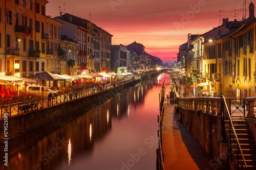 Obraz Dibond Most przez kanał Naviglio Grande przy zmierzchem, Mediolan, Lombardia, Włochy