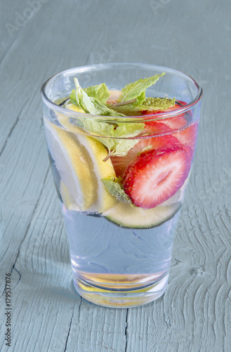Zdjęcie XXL Dietetyczny napój detoksykacyjny z sokiem z cytryny, truskawkami i ogórkiem.
