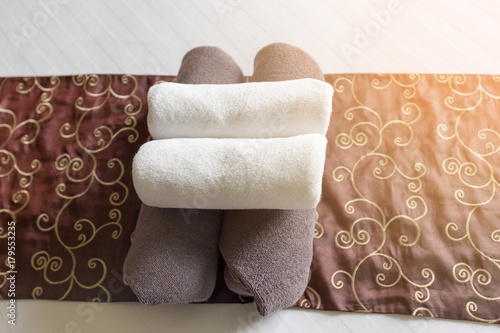 Fototapeta Zbliżenie: ręczniki hotelowe, Ręczniki w pokoju hotelowym, ostrość, Białe ręczniki hotelowe zwinięte w łóżku, Room service spa,