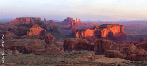 Fototapeta na szkło Wschód słońca w polowanie Mesa navajo majestat plemiennych miejsce w pobliżu Monument Valley, Arizona, USA