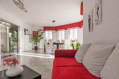 modernes Wohnzimmer, weiss, rot – kaufen Sie diese Illustration und ... modernes Wohnzimmer, weiss, rot – kaufen Sie diese Illustration und ...