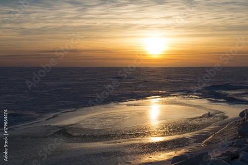 Plakat Zachód słońca w zimowy dzień. Zamarznięte Morze Bałtyckie. Selektywna ostrość. Skopiuj miejsce.
