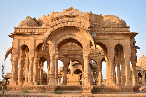 Plakat piękne starożytne cenotafy z rawal królów w bada baagh jaisalmer Radżastan w Indiach