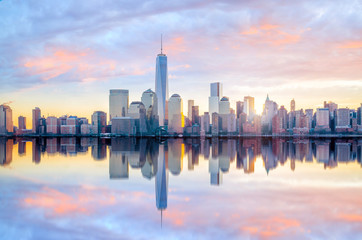 Fototapete - Manhattan Skyline with the One World Trade Center building at twilight