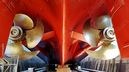 Cuadros en Lienzo propeller and ship stern at dry dock