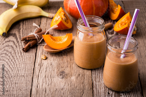 Fotomural Pumpkin smoothie with yoghurt and bananas
