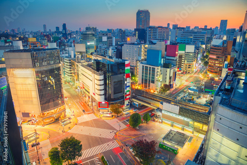 Zdjęcie XXL Tokio. Pejzaż miejski wizerunek Shibuya skrzyżowanie w Tokio, Japonia podczas wschodu słońca.