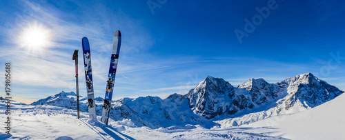 Dekoracja na wymiar  narty-w-sezonie-zimowym-gory-i-sprzet-skiturowy-na-szczytach-zasniezonych