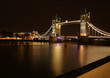 Most Tower Bridge w Londynie nocą, długi czas naświetlania