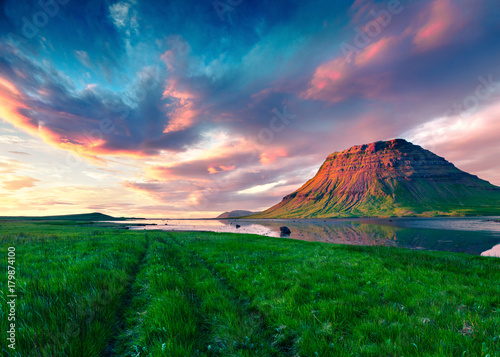 Tapeta ścienna Kolorowy letni zachód słońca z góry kirkjufell w mieście grundarfjordur.