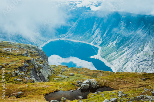 Plakat widok lato na górskie jezioro Norwegia