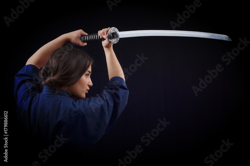 Pinturas sobre lienzo  brunette girl in a kimono holding a sword