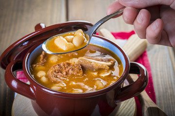 Wall Mural - Estofado de alubias blancas con carne de cerdo o fabada asturiana comida tradicional española