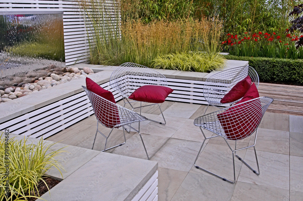 A contemporary garden patio with seating - obrazy, fototapety, plakaty 
