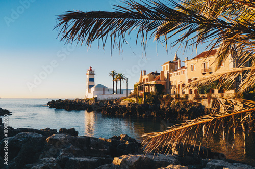 Zdjęcie XXL Poranek w Cascais, Portugalia ze słynną latarnią morską Santa Marta i muzeami widocznymi