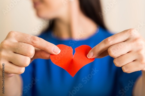 Cuadros en Lienzo Female Hands Holding a Broken Heart