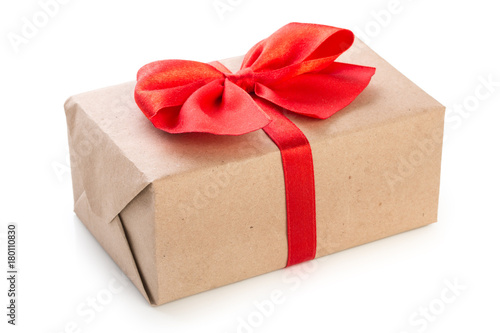 Fotografía Gift box wrapped in kraft paper with red ribbon bow, isolated on white backgroun