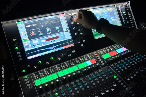 Zdjęcie XXL ręka inżyniera dźwięku na mikserze dźwięku, inżynier dźwięku pracuje w panelu mieszania w nagraniu butiku w pubie