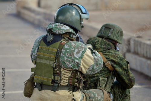 Zdjęcie XXL żołnierze oddziałów specjalnych podczas szkolenia