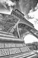 Poster - The Eiffel Tower, skyward view on a sunny winter day