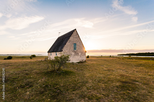 Fotografía limestone church in Gotland by the sea in the sunset