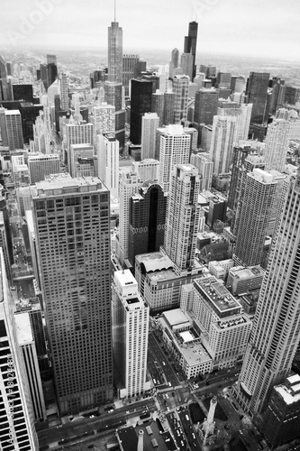 Plakat Miastowy miasta architektury tło Chicagowski linii horyzontu widok z lotu ptaka. Napowietrznych widok na miasto Chicago centrum pochodzi z John Hancock Center wieżowiec. Pionowa kompozycja w czerni i bieli.