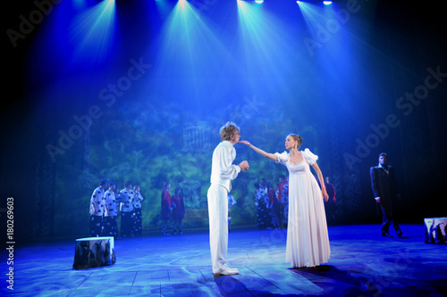Fotografía the actor and actress in vintage white suits are on the scene