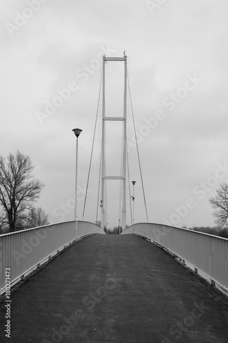 Dekoracja na wymiar  most-w-tonacji-czarno-bialej