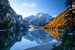 Alpenlandschaft mit Bergsee und Wäldern in Herbstfarben